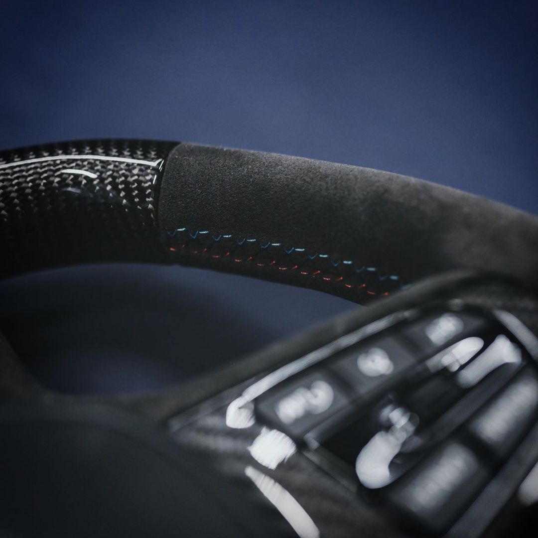 Рулевое колесо из углеродного волокна со светодиодным дисплеем для BMW M8 grancoupe_1